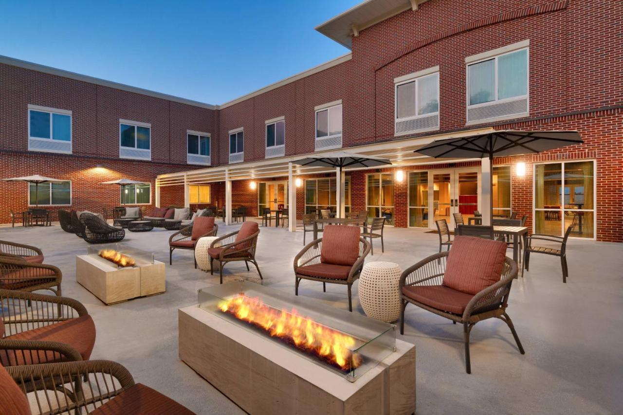 Courtyard By Marriott Atlanta Duluth Downtown Hotel Exterior photo
